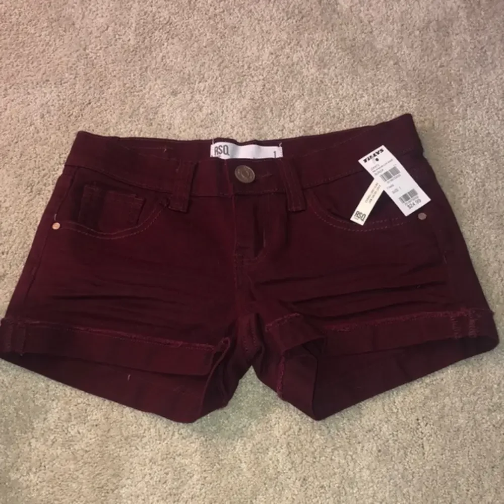 Tilly RSQ Malibu Cuff‎ Short Burgundy size 1 NWT